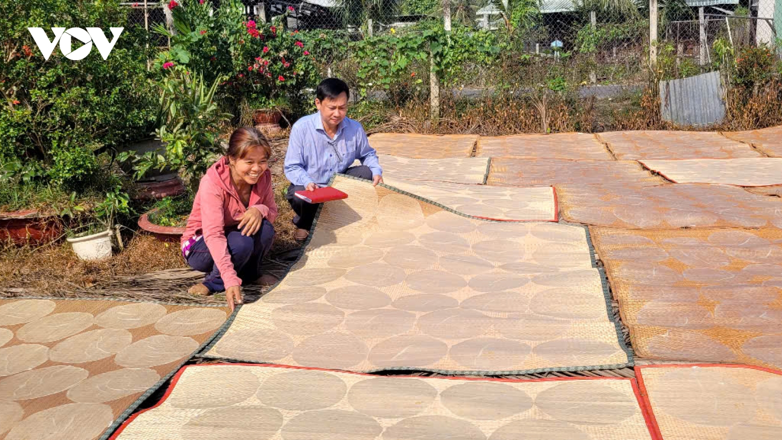 Nghề làm bánh phồng ở xã Cái Bè, tỉnh Đồng Tháp rộn ràng vào vụ Tết